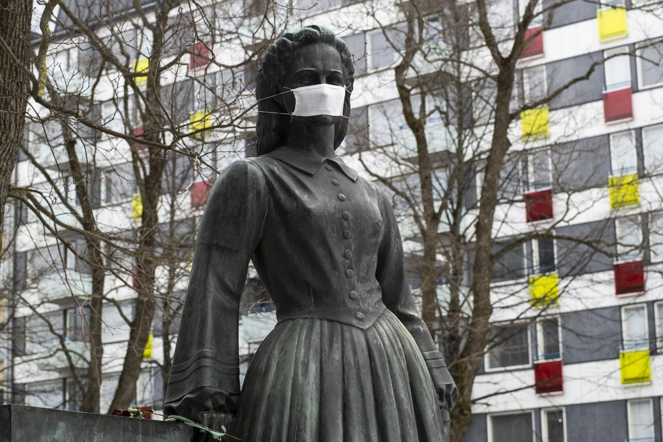 Tampereella Minna Canthin patsas sai hengityssuojaimen kasvoilleen.