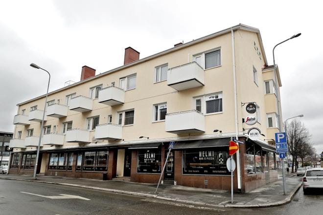 Poliisi lopetti ravintolassa anniskelun ja asiakkaat käskettiin ulos. Arkistokuva: Heikki Hakanen.