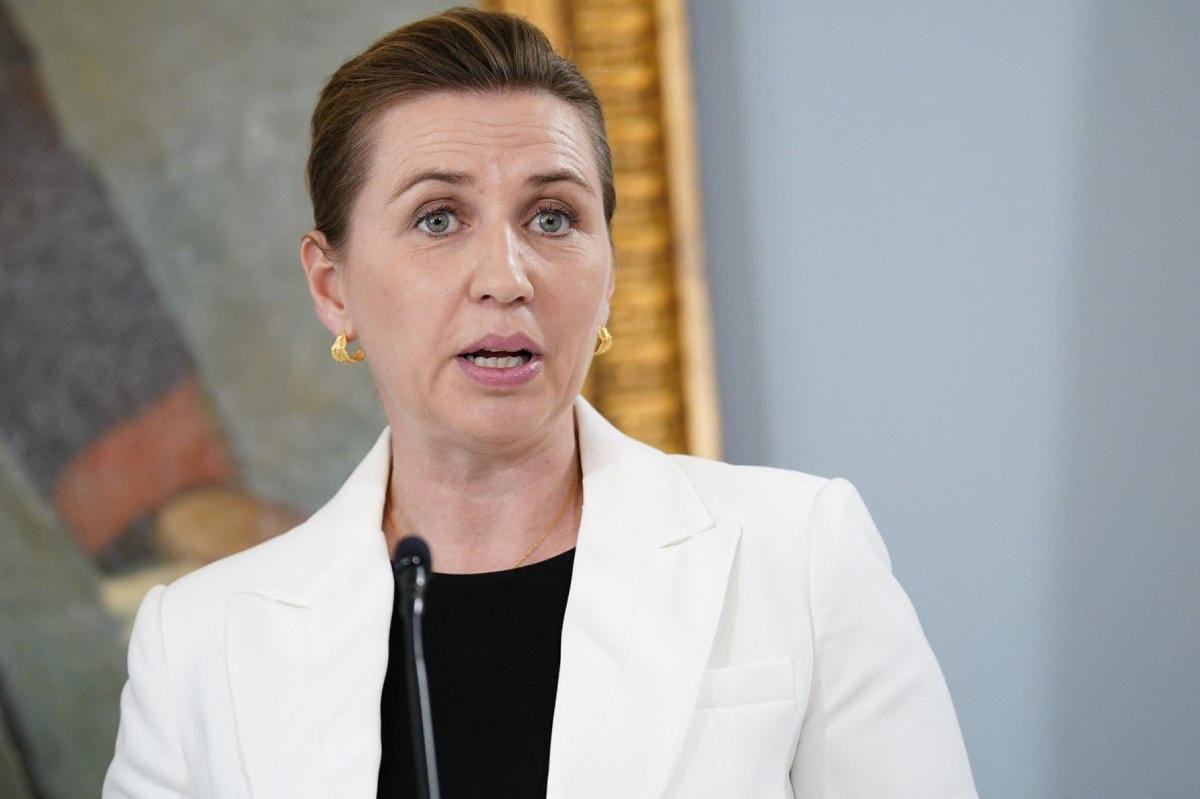 Tanskan pääministeri Mette Frederiksen ehdotti varaumasta luopumista pari viikkoa sen jälkeen kun Venäjä oli hyökännyt Ukrainaan. LEHTIKUVA/AFP