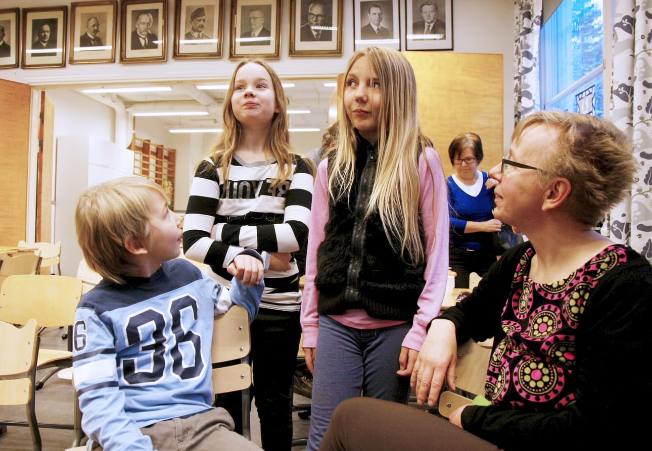 Vili Niemonen, Erja Manninen, Friida Niemonen ja Pia Niemonen viihtyvät hyvin Markkuun tunnelmallisen koulun tiloissa.