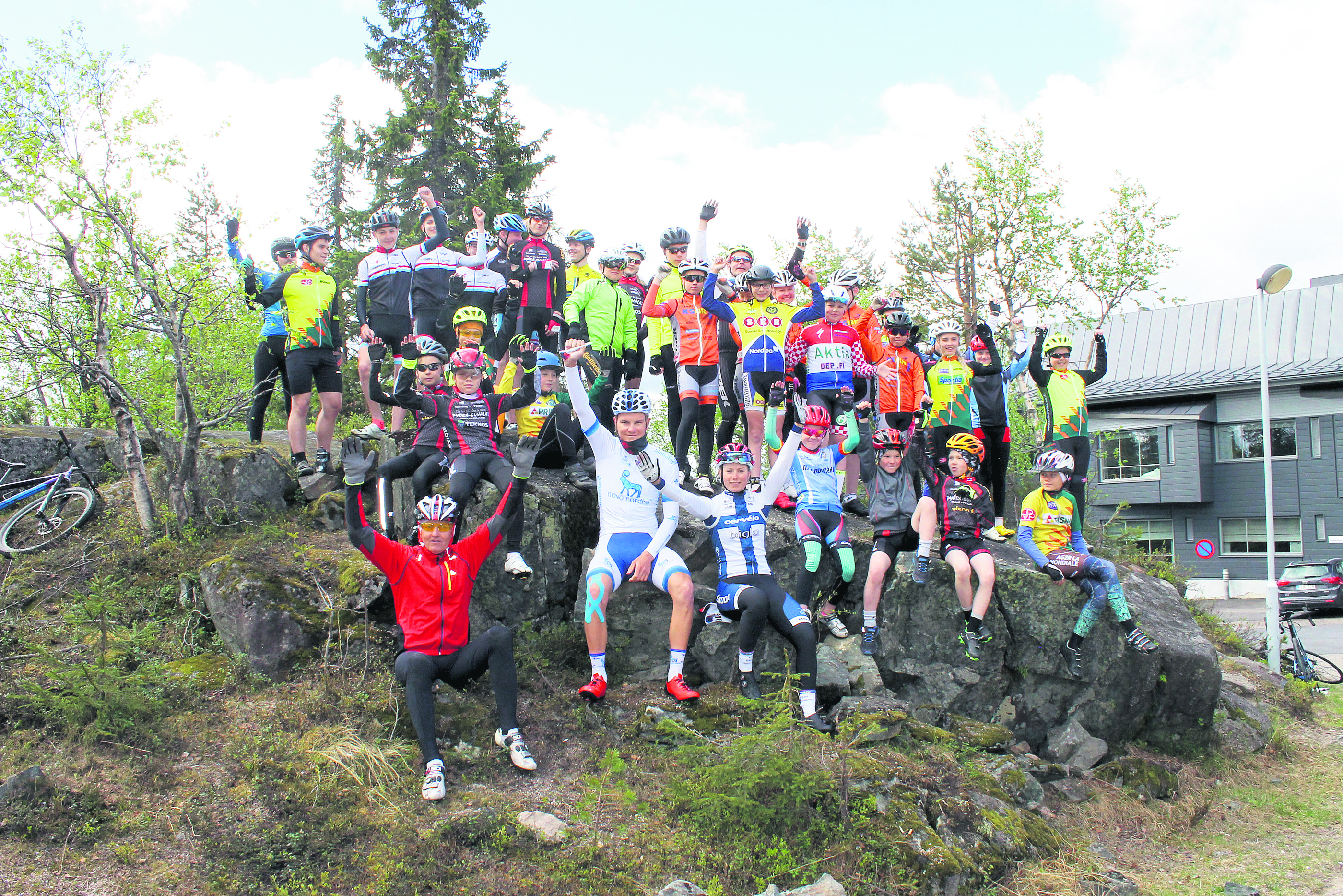 Kultainen-kampi -leiriläiset yhteiskuvassa Pikku-Syötten huipulla.