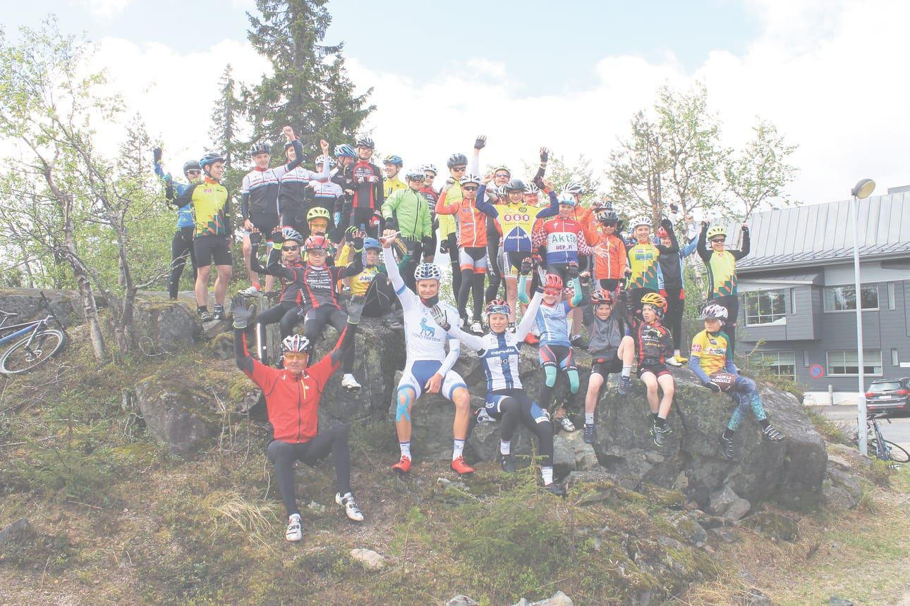 Kultainen-kampi -leiriläiset yhteiskuvassa Pikku-Syötten huipulla.