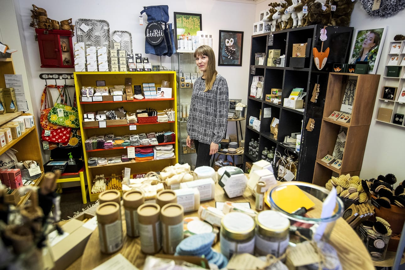 Outi Moilanen on tuttu Rinteenkulmassa toimineesta Ailo-shopista. Kun korona hiljensi kaupan lahjatavaraliikkeessä, Moilanen päätti perehtyä verkkokaupan saloihin. Eko-Lyylissä kauppa käydään pääasiassa verkossa, mutta pieni puotikin palvelee silloin tällöin. Siltä voi myös halutessaan noutaa verkossa tekemänsä ostokset.