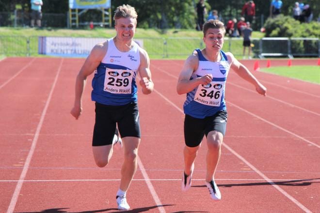 Valtteri Louko (oik.) oli ykkönen M19-sarjan 100 metrillä lauantaina Turussa. Kuva viime kesän 16–17-vuotiaiden SM-kisoista Pedersörestä. Kuva: Minna Kallasvuo