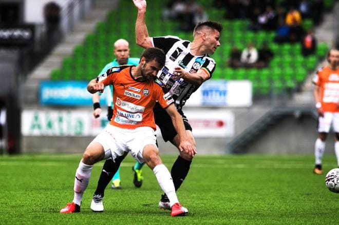 Sebastian Strandvall oli vielä pelikelpoinen, kun VPS pelasi edellisen kerran kotikentällään heinäkuun alussa TPS:ää vastaan. Tänään hän seuraa ottelun katsomosta korttitilin täyttymisen takia. Arkistokuva: Outi Neuvonen