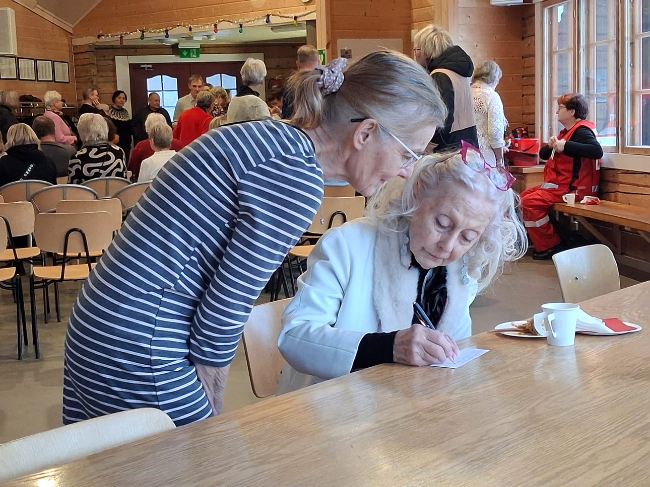 Taiteilija Seela Sella jakoi nimikirjoituksia esityksensä jälkeen. Saara Pippola sai nimikirjoituksen tyttärelleen.