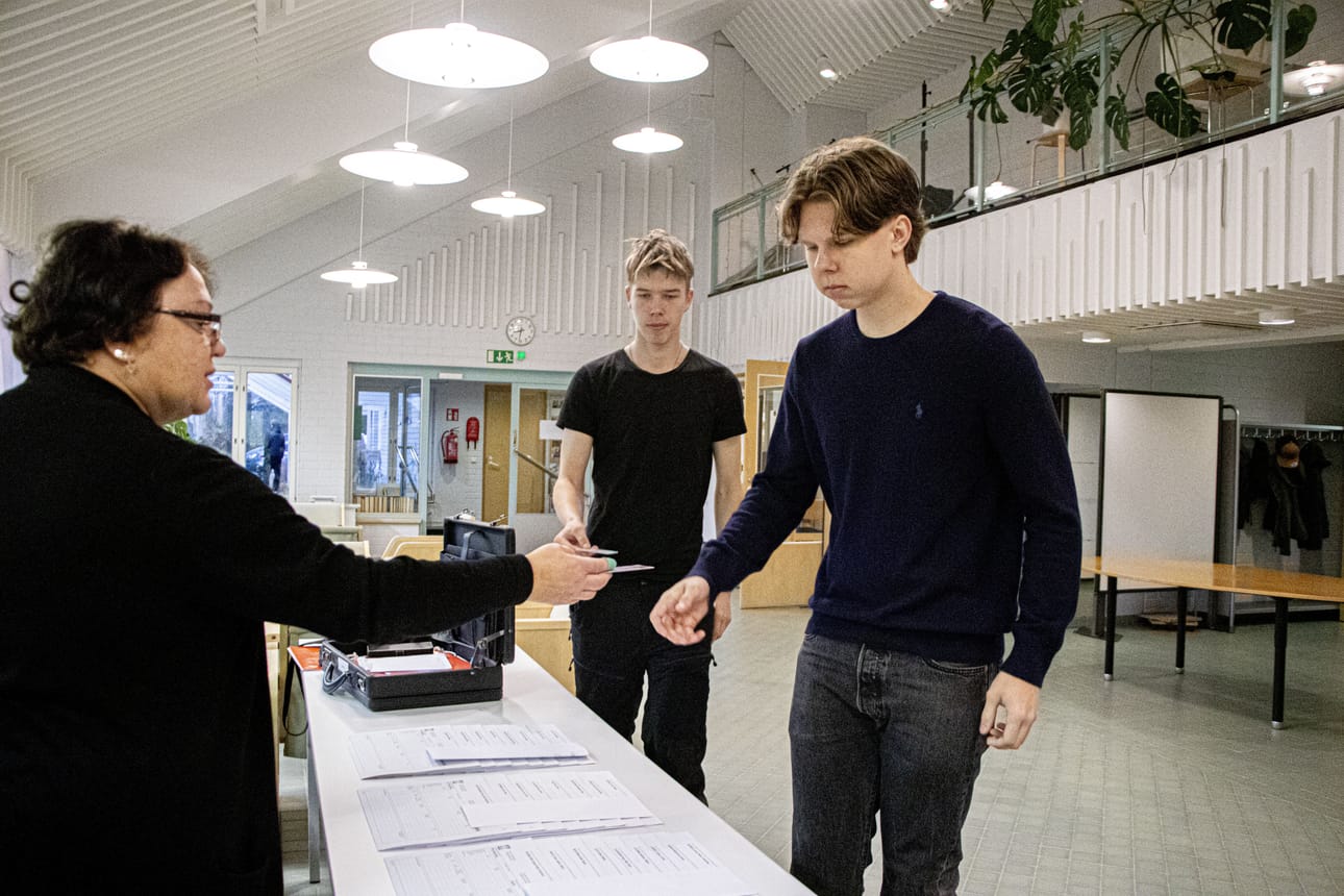 Asevelvollisuussihteeri Leena Lassila otti vastaan ilmoittautumiset. Kutsuntoihin ilmoittautumassa Juuso Tervakangas, vuoroaan odottaa Aaron Haikara.