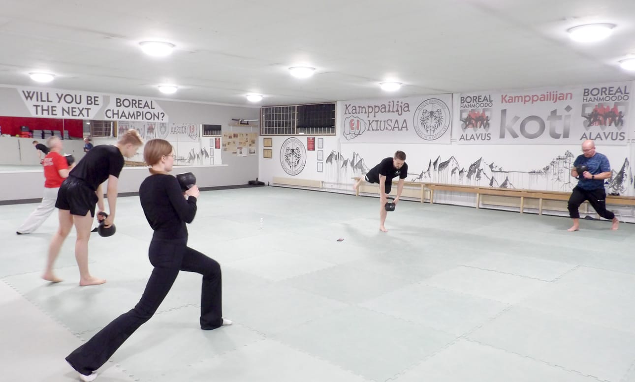 Liikkuvuusharjoittelutunnilla tehdään hieman joogaa muistuttavia liikesarjoja, joissa vaaditaan tasapainoa.