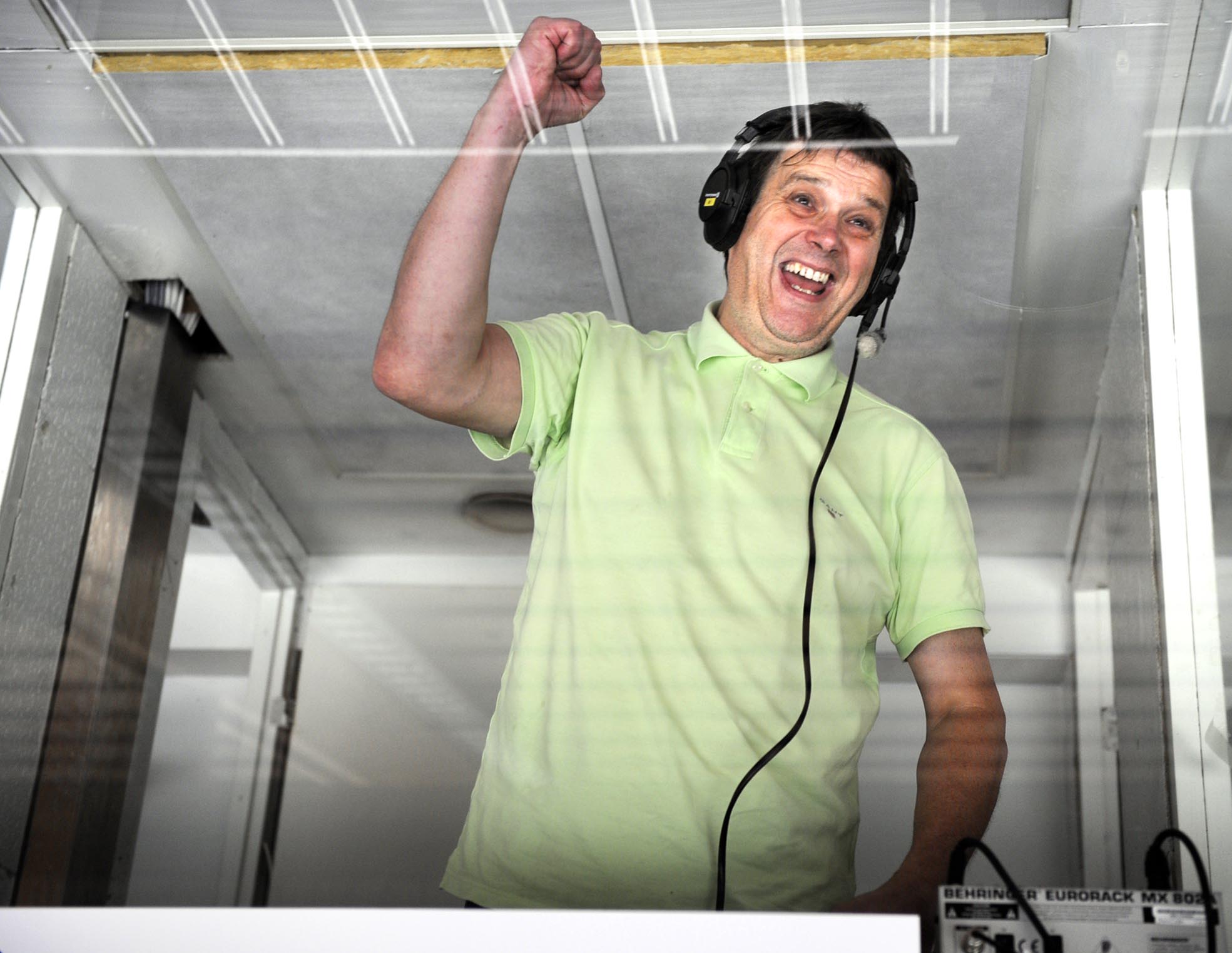 Kiekko kuuluu radioon - Paikallisradioiden jääkiekkoselostukset ovat säilyttäneet suosionsa mediakentän murroksesta huolimatta