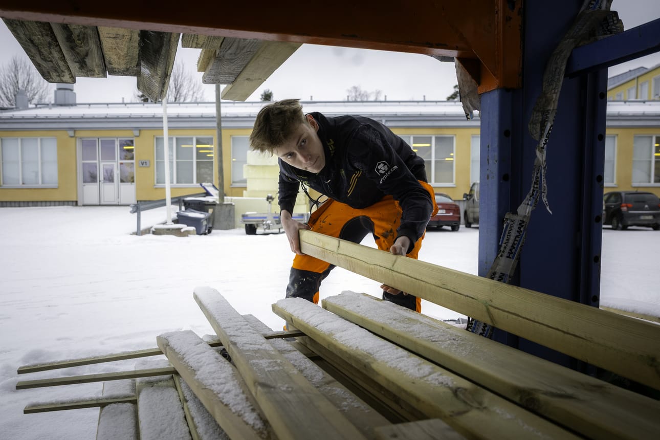 Ukko Tervo tasapainottelee vapaaottelun ja lukkopainin sekä rakennusalan opintojen välillä.