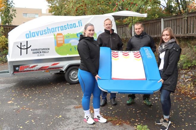Harrastekoordinaattorit Sofia Runnakko ja Mikael Uusitalo sekä sivistysjohtaja Antti Takala ja nuoriso-ohjaaja Sini Tuuri esittelivät parkour-radan hyppytramppaa Alavudella maanantaina. KUVA: EEVA-LIISA KULJU