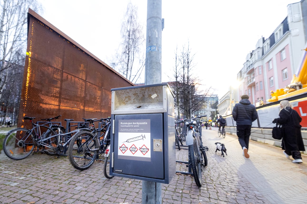 Yksi Oulun kaupungin asentamista ruiskujen keräyspisteistä löytyy Otto Karhin puiston tuntumasta Isonkadun varrelta.
