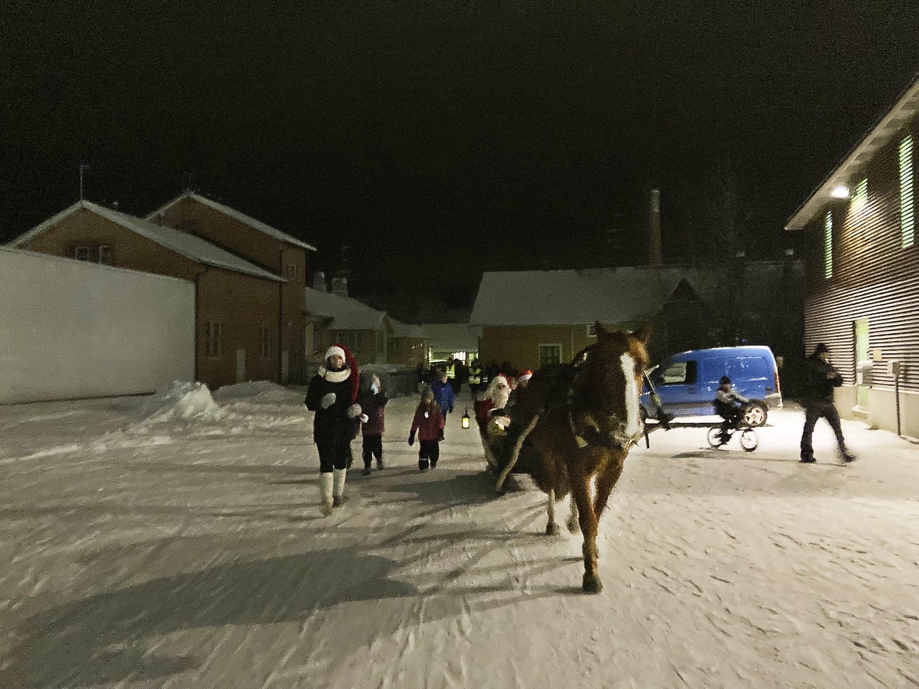 Joulupukkia viedään.
