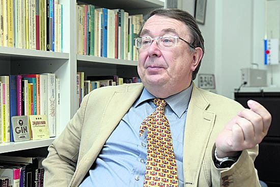 Professori Timo Airaksinen ei median kiemuroista niinkään välitä.
