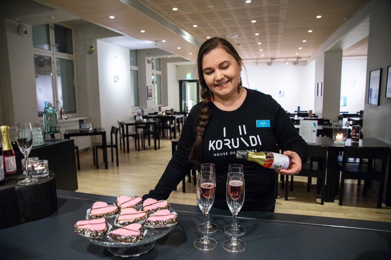 Korundin viihtyisään ravintolaan mahtuu illallistamaan 100 henkeä ja cocktailiin jopa 300 henkeä. ”Meiltä löytyy herkullisia menuvaihtoehtoja, joissa tänä vuonna on otettu huomioon muun muassa paikallisuus ja kasvisruokailijat”, kommentoi Korundin ravintolapäällikkö Piia Niemelä.