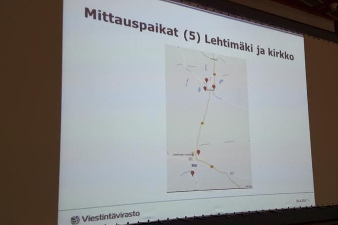 Alajärven Lehtimäen palvelupisteellä Viestintäviraston edustajat Yrjö Hämäläinen, Jarno Ilme ja Mari Österberg saivat terveiset, että Ylen kanavat eivät seudulla näy. Kuvat: Johanna Heikkilä