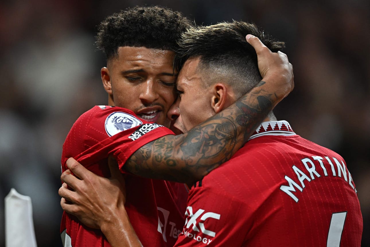 Jadon Sancho (vasemmalla) juhlii maaliaan Lisandro Martinezin kanssa. LEHTIKUVA/AFP