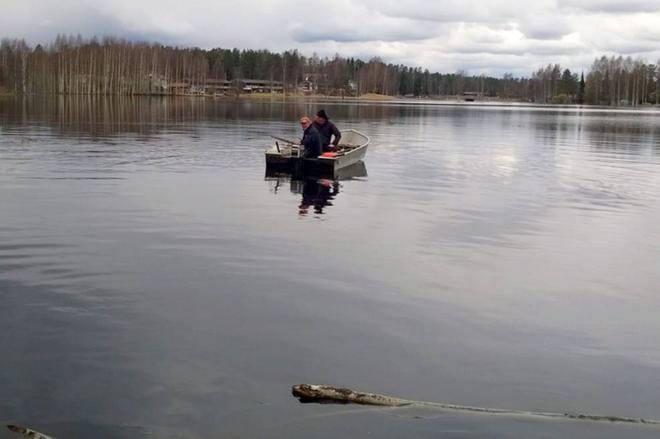 Kuortaneen kalastusseuran puheenjohtaja Tauno Lampinen ja ympäristöpäällikkö Jukka Kotola etsivät painevesiviemärin vuotokohtaa viikonloppuna.