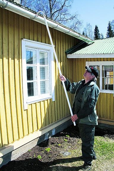 Kolan terä irrottaa roskat ja toimii myös "lapiona", jolla ne voi pudottaa maahan. Kouru puhdistuu vaivatta.