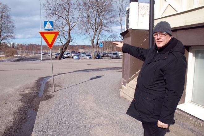 Armas Rinne seisoo kohdassa, josta hän vuonna 1972 lähti juoksemaan Onkilahden jäälle pelastamaan tyttöä, joka käveli sulaa kohden. Siihen aikaan rantaviiva alkoi nykyisen parkkipaikan takaa. Kuva: Katja Lahti