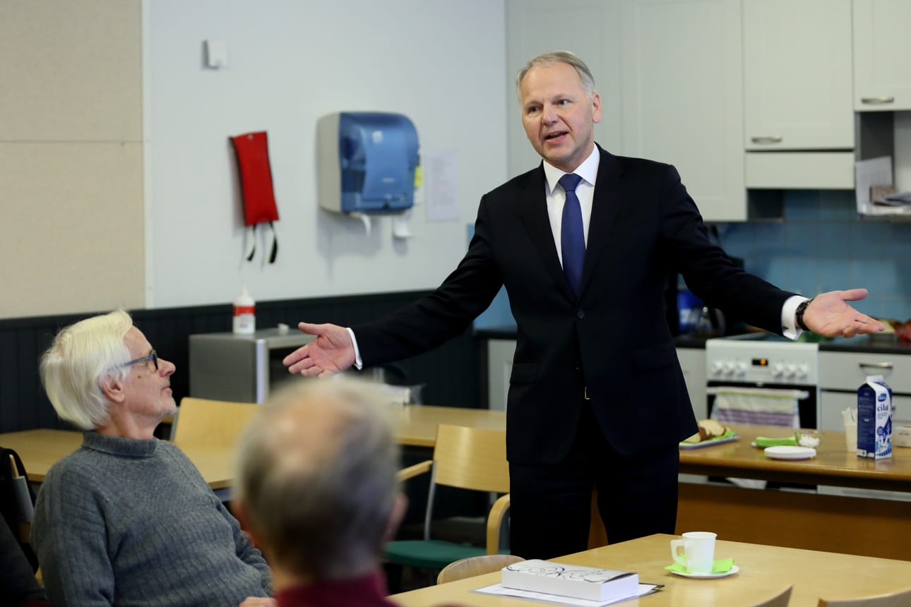 Maa- ja metsätalousministeri Jari Leppä (kesk) vakuutti, että tutkimusnavetan toiminta Ruukissa jatkuu.