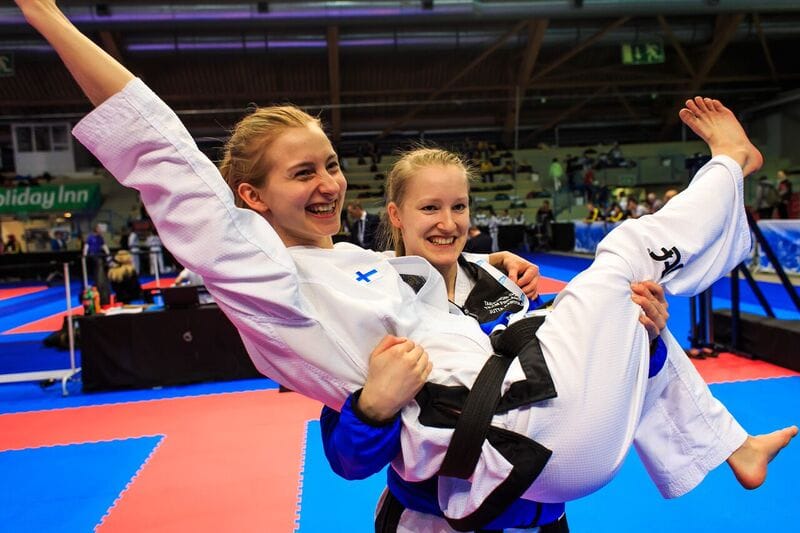 Seurakaveri Jutta Aartola onnittelee Julia Pätsiä loistavasta suorituksesta. Kuva: Michael Holler / Suomen ITF Taekwon-Do