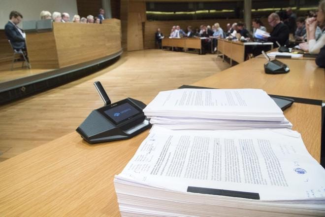 Sote-uudistuksesta on tulostettu useampi kasa paperia. Perustuslakivaliokunnan materiaalia viime kesältä. KUVA: Mauri Ratilainen, Compic