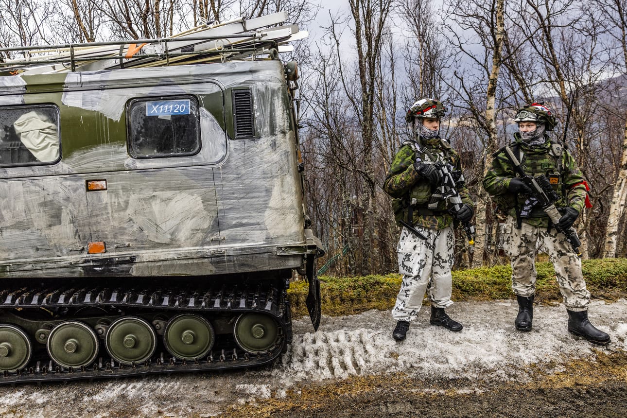 Cold Response 26 -harjoitukseen osallistuu yhteensä 25 000 sotilasta kolmessa eri maassa yhtä aikaa. Rovajärven harjoitukseen osallistuu 7500 liittokunnan sotilasta. Arkistokuva vuoden 2022 Cold Response -harjoituksesta Norjasta.