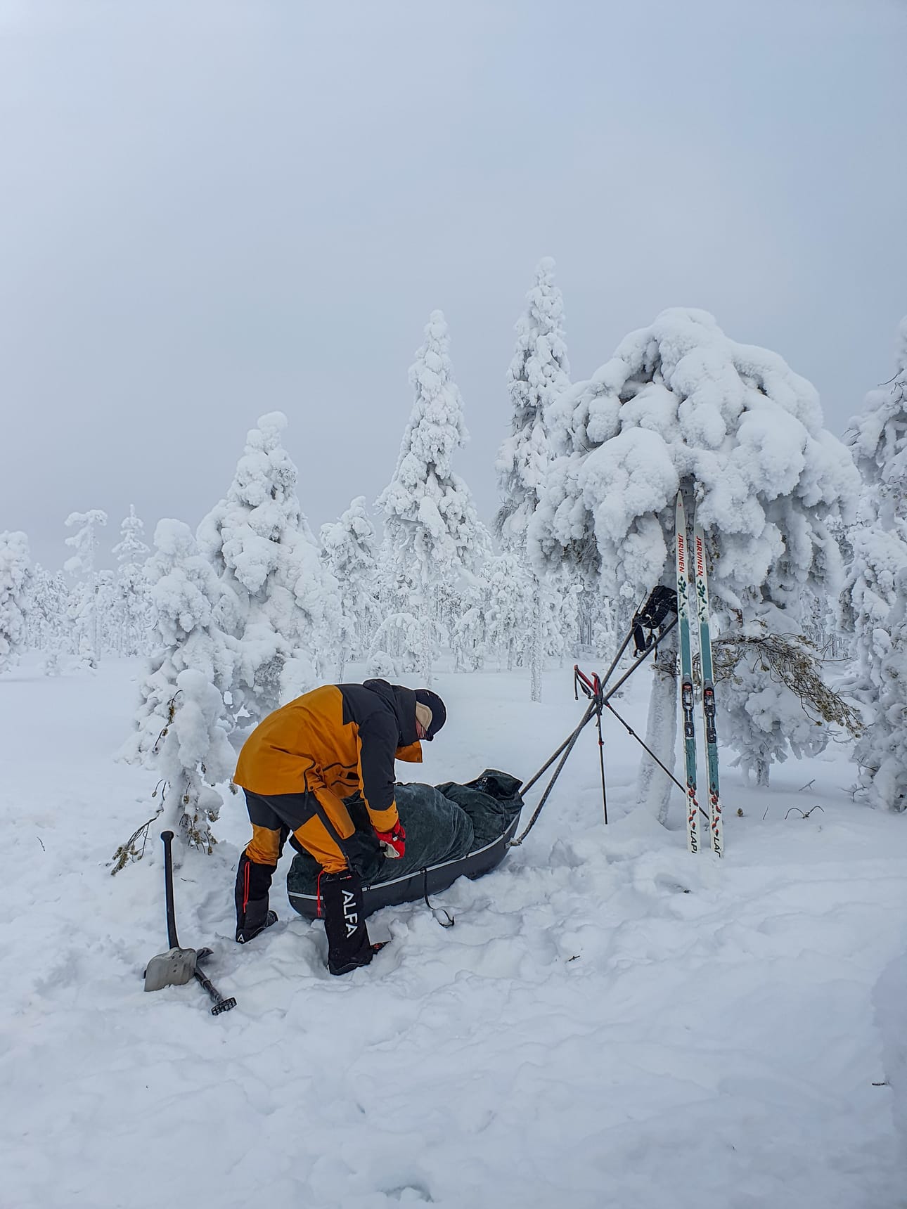 Ahkion pakkailua telttayön jälkeen. Umpihangessa oli hyvä hiihtää leveillä ja pitkillä metsäsuksilla.