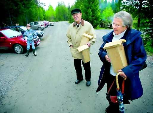 Viemisiä Ouluun . Simo (vas.) ja Leena Aho odottelevat vielä kalamyyjää paikalle.
