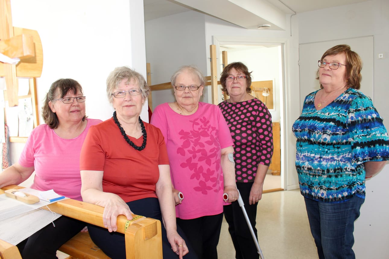 Pitkään kutomapiirissä kulkeneet Anita Huhtahaara (vas.), Seija Toppila, Irja Toppila, Ritva Ala-aho ja Anneli Fält iloitsevat, että kutomapiirille on saatu entistä mukavammat tilat.