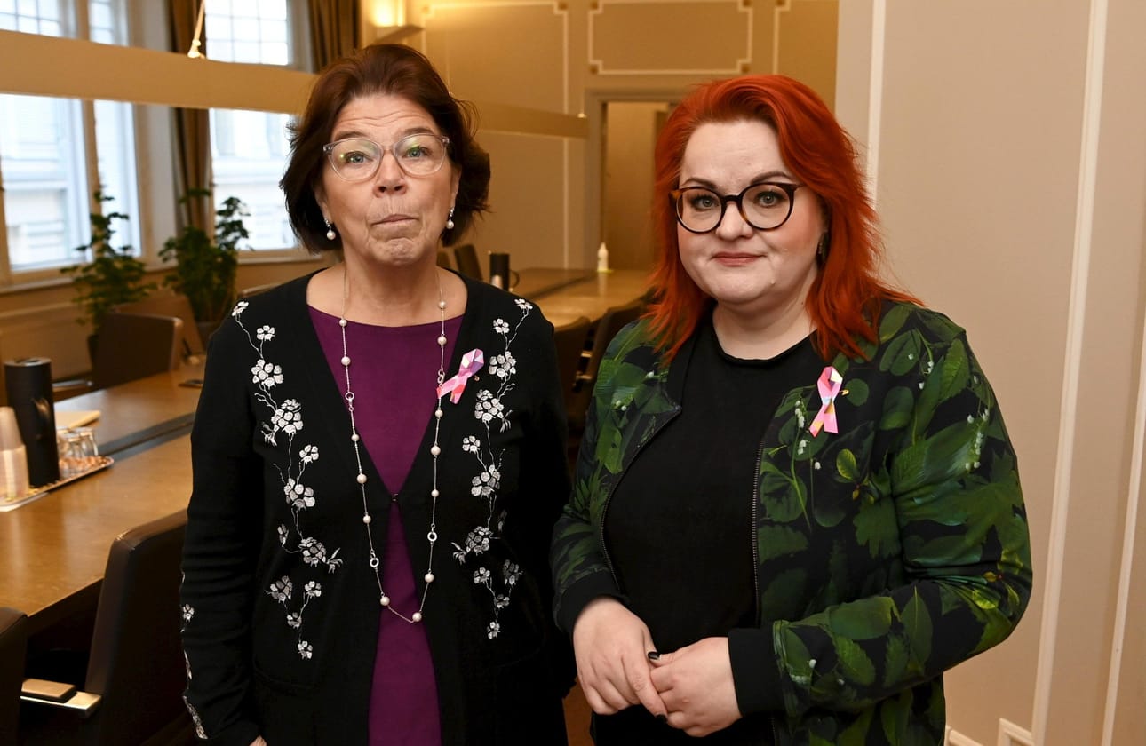 Hoitoalan työriitaa on yritetty ratkoa keväästä lähtien. Kuvassa Superin puheenjohtaja Silja Paavola (vas.) ja Tehyn puheenjohtaja Millariikka Rytkönen. LEHTIKUVA / VESA MOILANEN