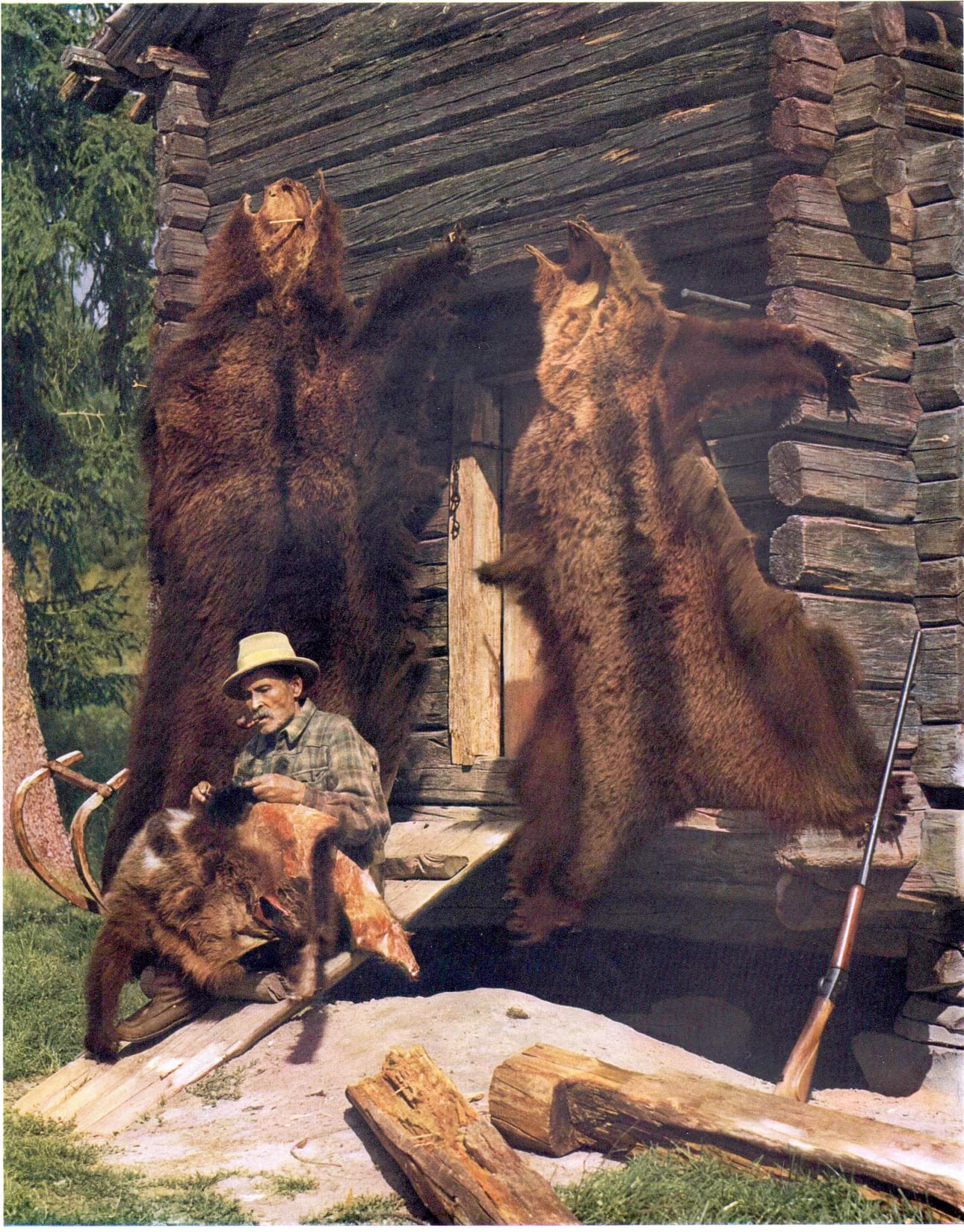 Karhun metsästyksestä kerrotaan pitkästi kirjassa Petsamo-Ladoga.