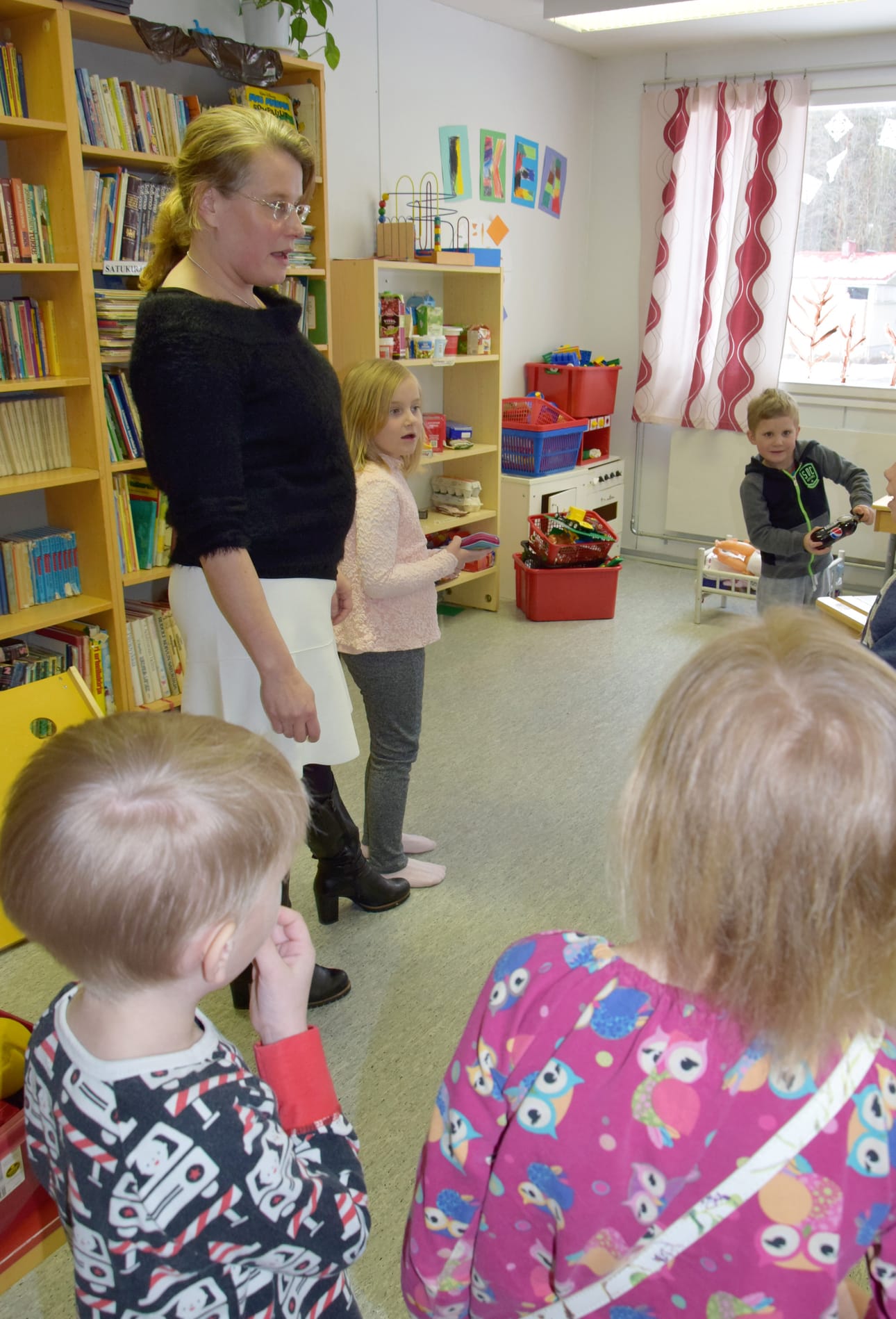 Koulunjohtaja Riikka Leinonen esitteli koulun tiloja tuleville esikoululaisille. Hovin koulussa aloittaa ensi syksynä neljä eskarilaista.