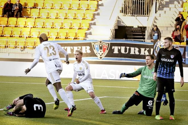 SJK kaatoi puolivälierässä Interin viime lauantaina. Aristote Mboma viimeisteli SJK:n toisen maalin, riemuun yhtyy Matti Klinga. Kuva Heikki Hakanen