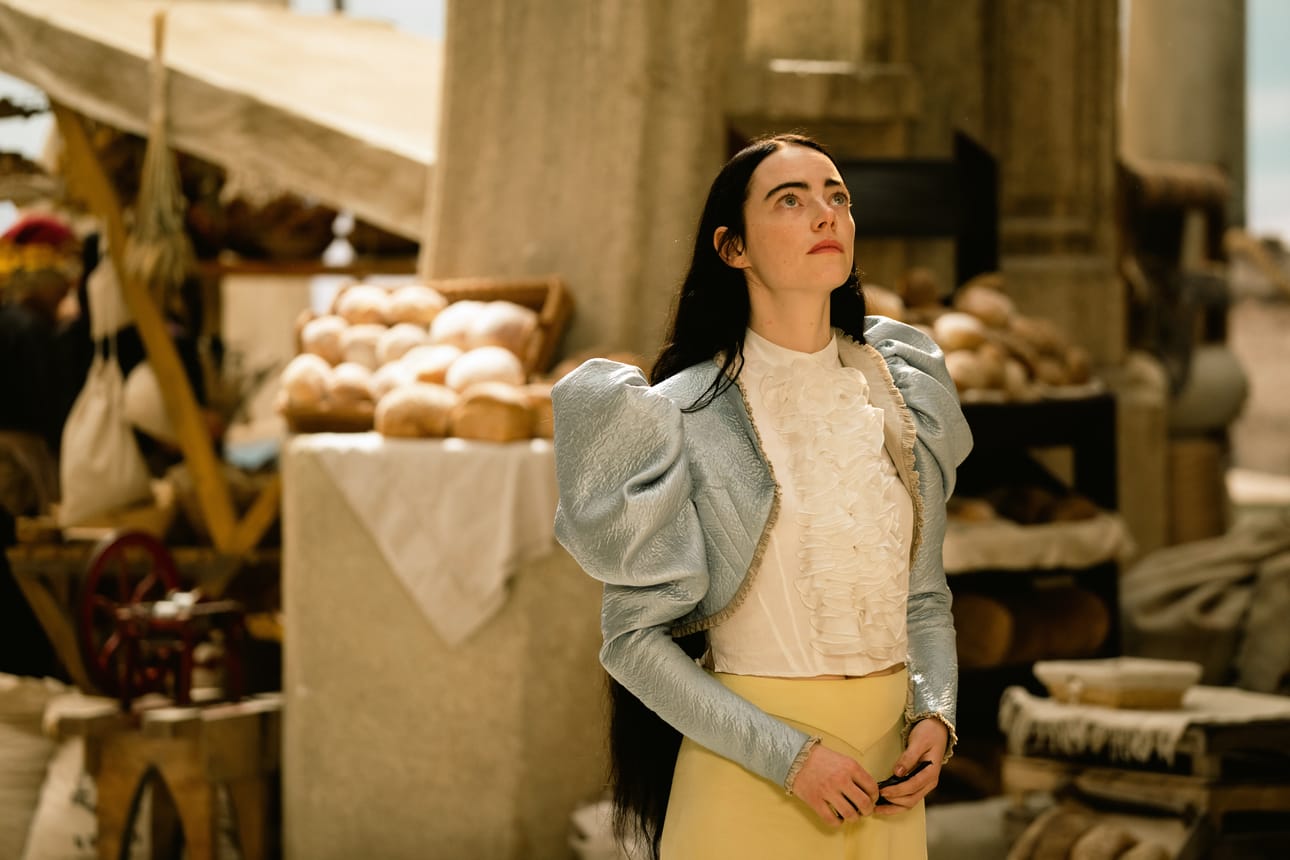 Bellalla (Emma Stone) riittää ihmeteltävää suuressa maailmassa. Yorgos Lanthimosin ohjaama Poor Things on tarinaltaan ja näkymiltään ylenpalttinen aikuisten satu.