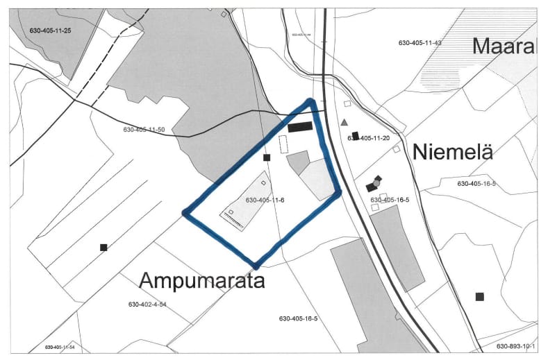 Maaralan koulun tontti on 1,58 hehtaarin suuruinen. Sillä sijaitsee vanha hirsinen koulurakennus sekä varasto.