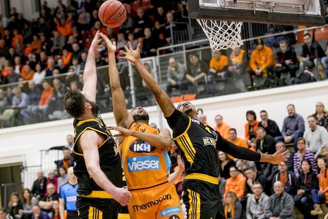 Karhu Basketin Rene Rougeau ajoi korille. BC Nokian Dragan Labovic ja Juan Davis Jr. yrittivät estää. KUVA: JAAKKO ELENIUS
