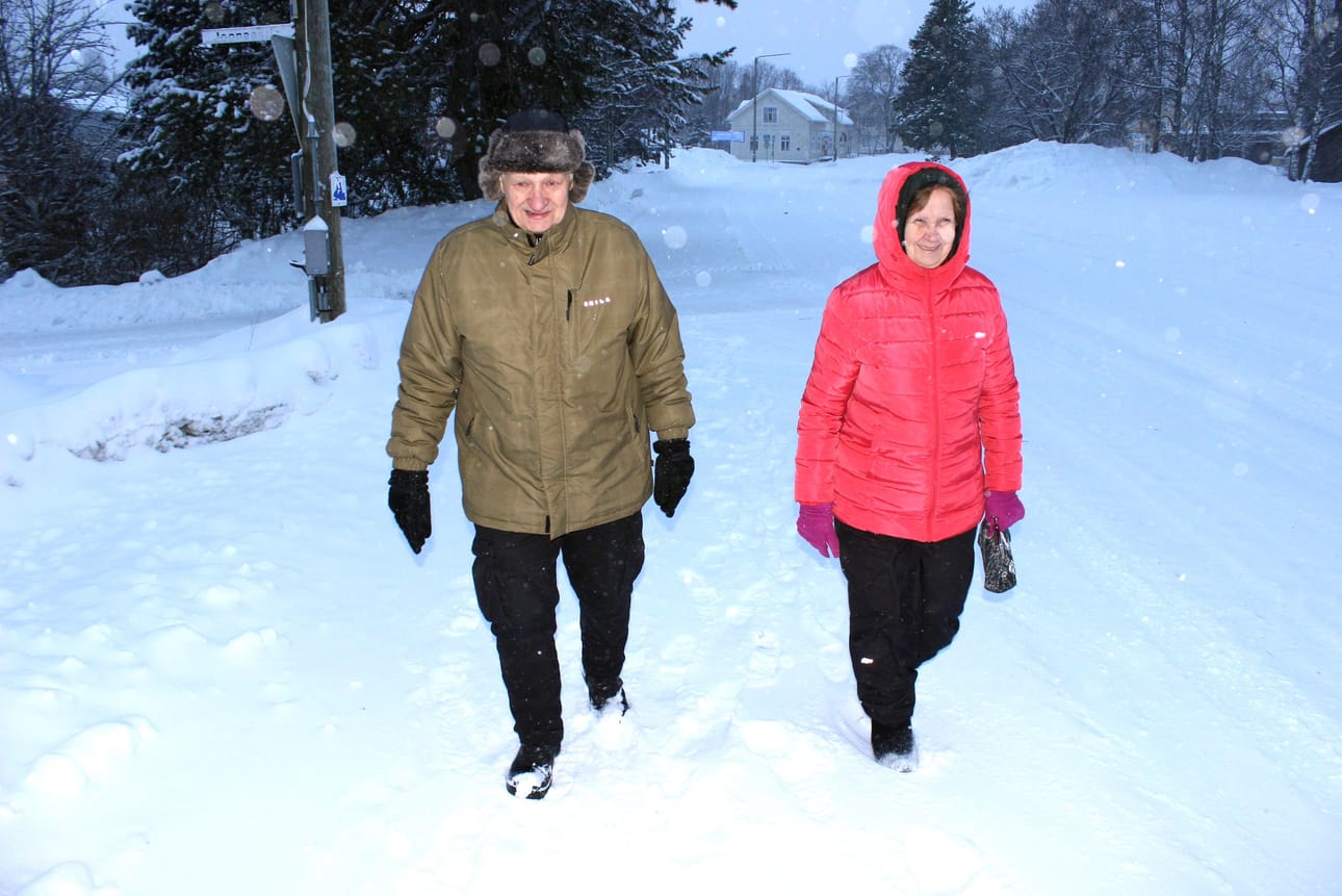 Sataa lunta tai ei, niin isojokelaiset Ilpo ja Anna-Liisa Kivimäki lähtevät kävelylenkille useita kertoja viikossa.