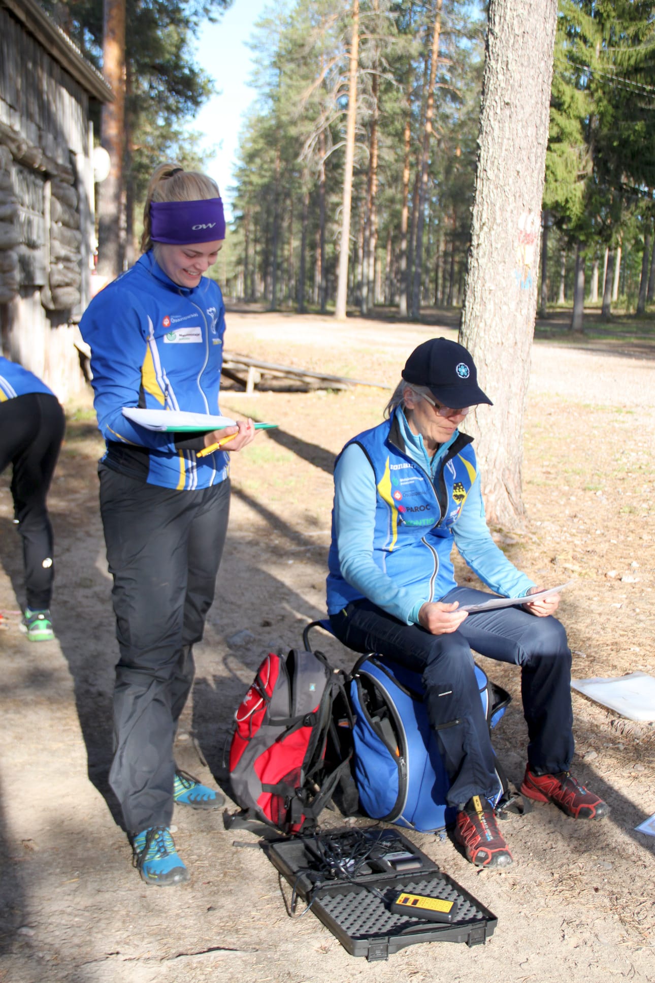 Suunnistajat matkaan päästivät Nusu-tiimiläinen Moona Harju (vasemmalla) ja iltarastien järjestäjä Tarja Tolonen.