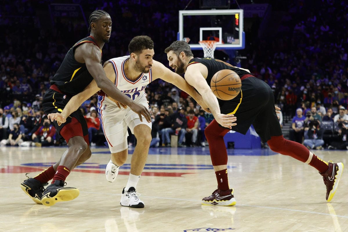 Clevelandin suomalaispelaaja Lauri Markkanen oli sivussa myös ottelussa Philadelphiaa vastaan. LEHTIKUVA / Getty Images / AFP