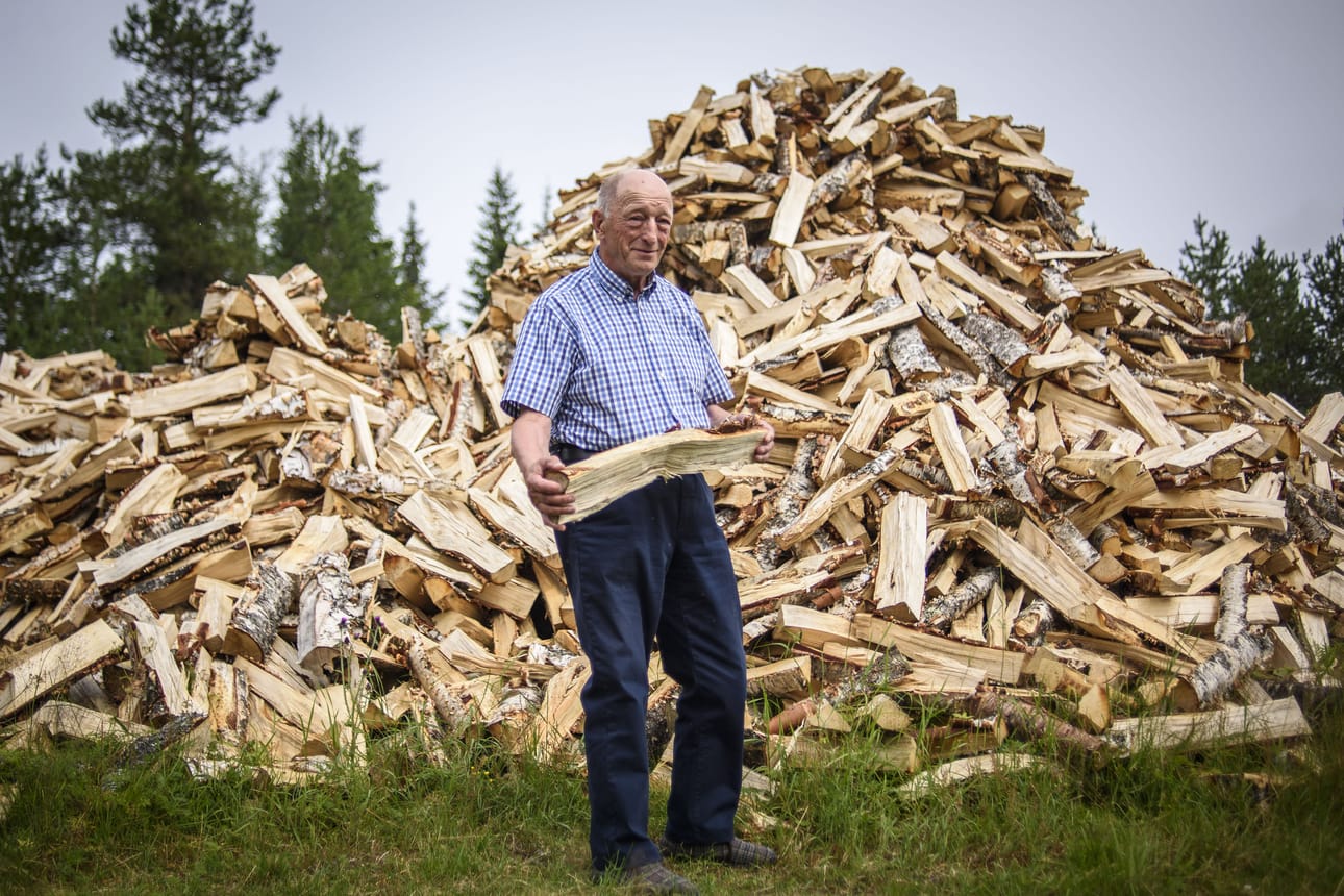 Halkopino odottaa latojaansa. Tänään 80 vuotta täyttävä Reijo Ronkainen viettää merkkipäiväänsä perhepiirissä pienimuotoisesti.