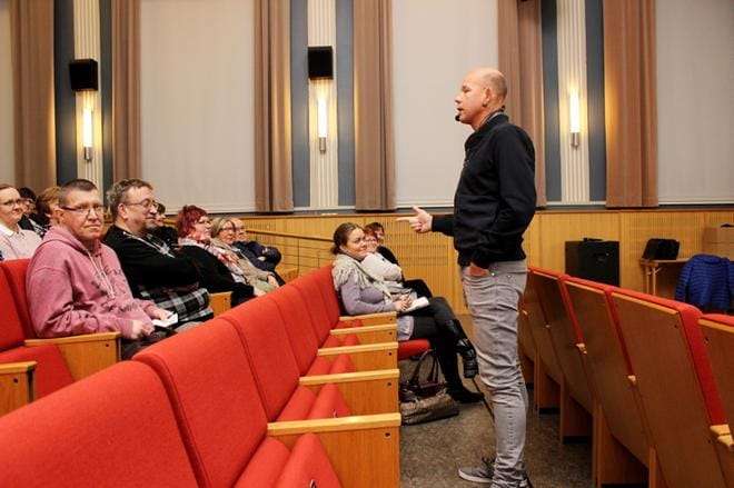Kaj Kunnaksen perjantainen yleisötilaisuus houkutteli monta kuulijaa kulttuuritalo Duxiin. KUVA: LOTTA KALLIO