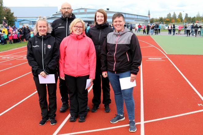 Toimihenkilöista palkittiin Eija Annala, Janne Teikari, Kirsi Koivumäki, Päivi Piiroinen, Ann-Louise Jussila ja kuvasta puuttuvat Anu Fräntilä. KUVAT: ANU NAHKALA