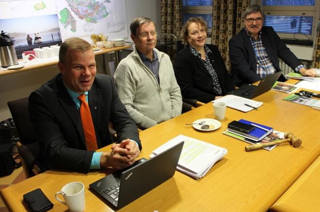 Ähtärin kaupungin talousarviota ensi vuodelle esittelivät kaupunginjohtaja Jarmo Pienimäki (vasemmalla), kaupunginhallituksen puheenjohtaja Risto Harju, talousjohtaja Arja Väliaho sekä hallintojohtaja Seppo Karjala. KUVA: REIJO HEIKKILÄ