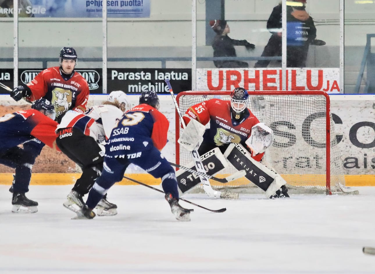 Kotijoukkueen maalivahti Miska Olander oli perhantaina kentän kunkku. Limppu ei mennyt kertaakaan selän taakse.