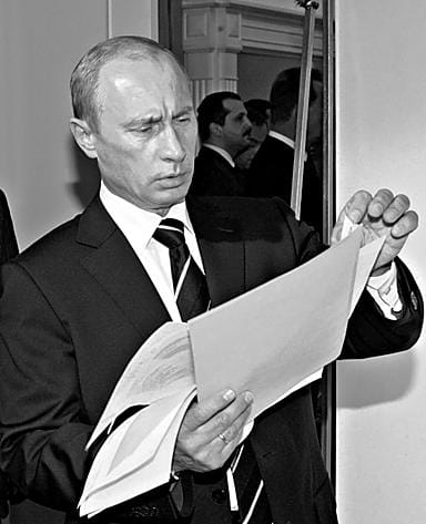 Presidentti Vladimir Putin tutki etukäteen kansalaisten hänelle lähettämiä kysymyksiä.