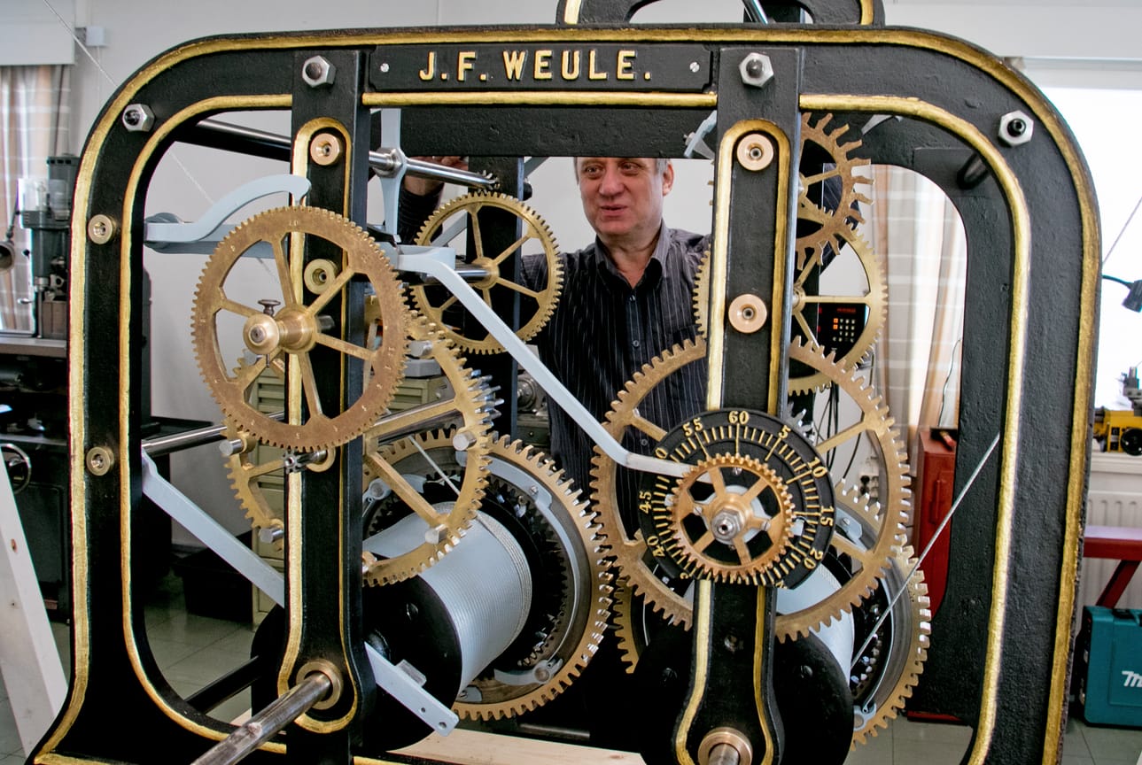 Kauhavan kirkon tapulissa olevaa kelloa on kaivattu. Koneisto on ollut korjattavana ja huolettavana karijokelaisella kellosepällä Seppo Tienhaaralla.