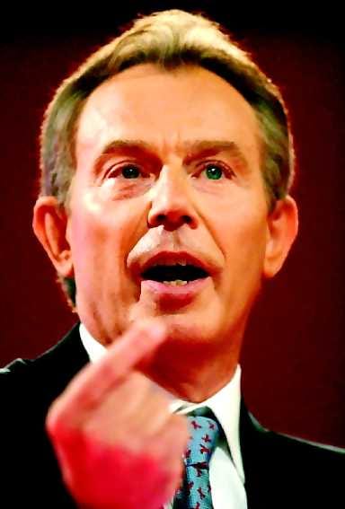 Puhe omille. Tony Blair todisteli puolueensa kenttäväelle Irakin sodan oikeellisuutta.