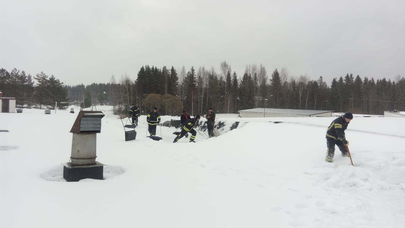 Kerhon jäsenet käyvät kolaamassa kattoja, kun lumitaakka alkaa kasvaa liian suureksi.
